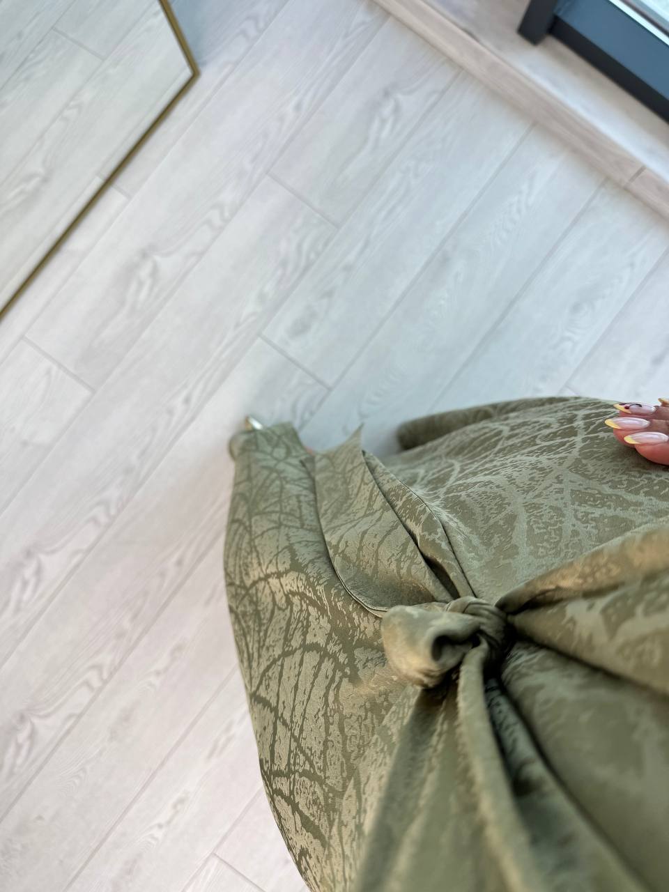 Haki%20Yeşil%20Desenli%20Bağlama%20Detaylı%20Halter%20Yaka%20Pamuk%20Saten%20Elbise