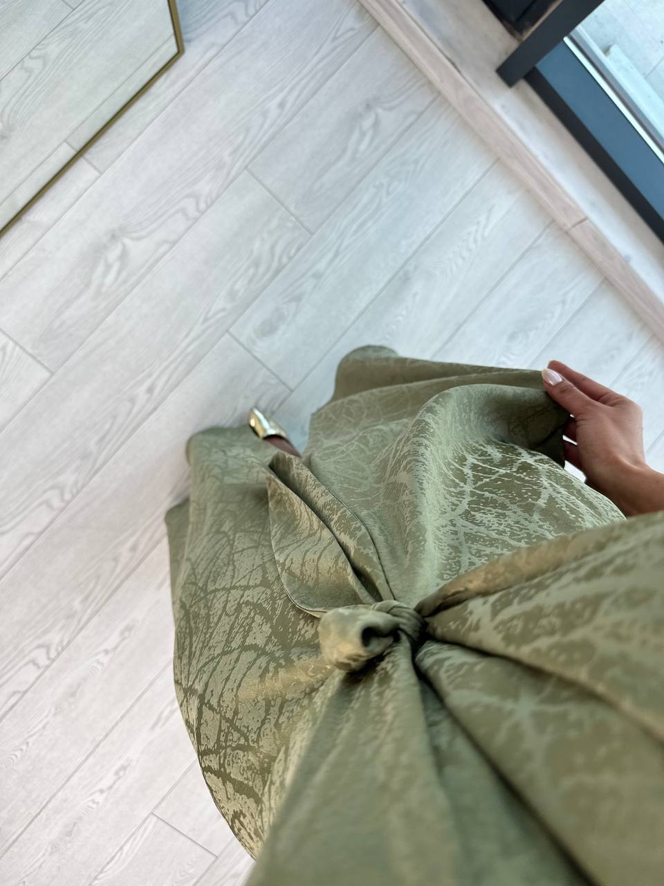 Haki%20Yeşil%20Desenli%20Bağlama%20Detaylı%20Halter%20Yaka%20Pamuk%20Saten%20Elbise