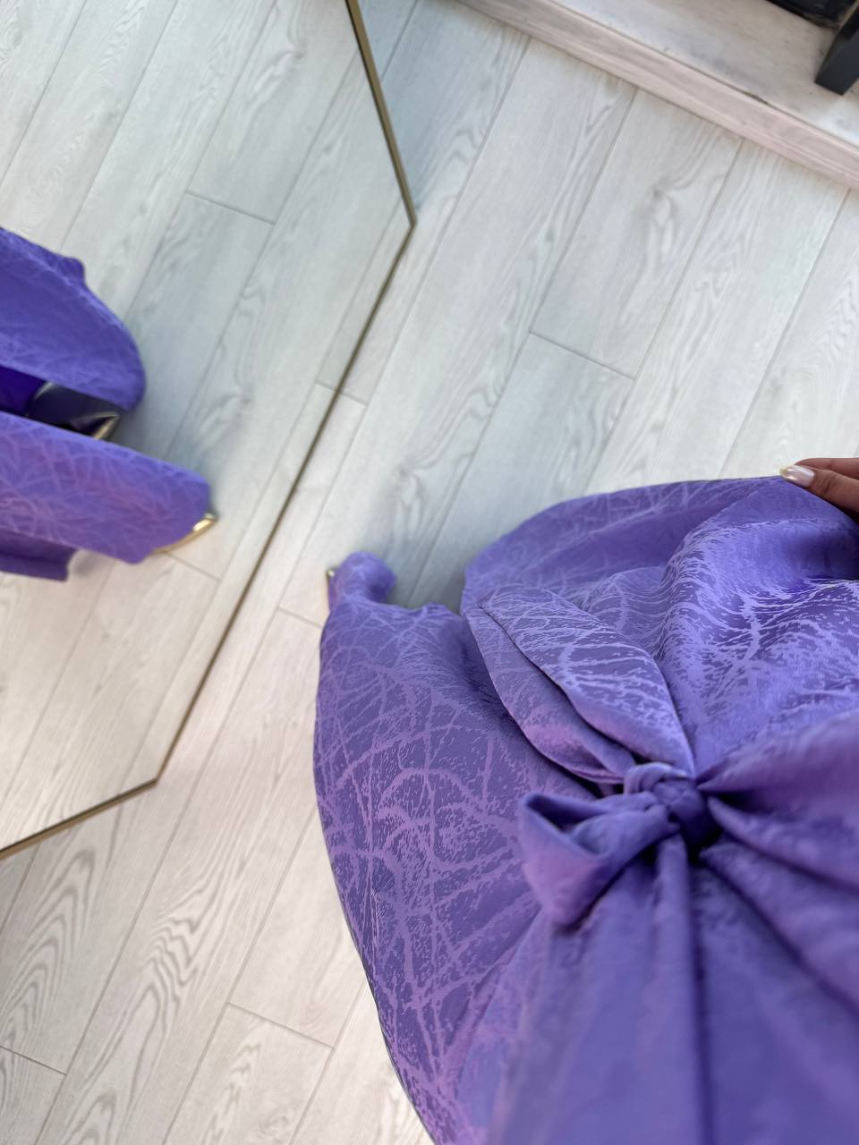 Lila%20Desenli%20Bağlama%20Detaylı%20Halter%20Yaka%20Pamuk%20Saten%20Elbise