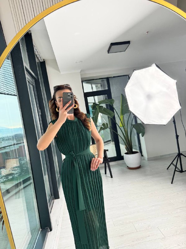 Zümrüt%20Yeşili%20İnce%20Piliseli%20Astarlı%20Şifon%20Elbise