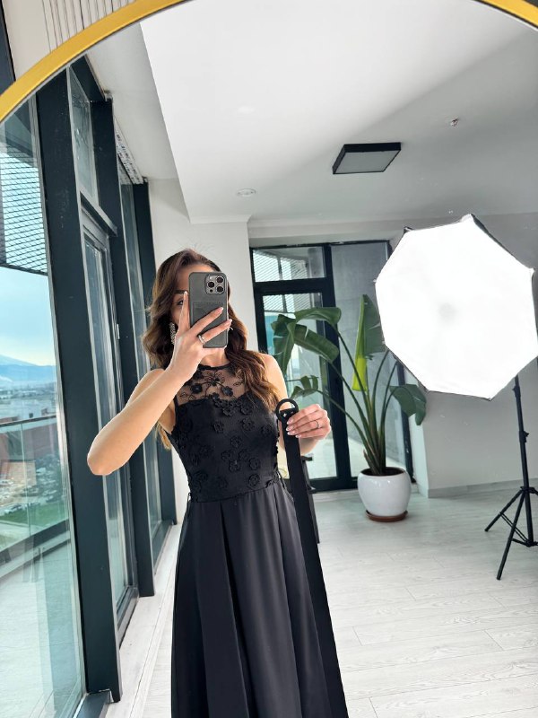 Siyah%20Tasarım%20Önü%20Dantel%20Detaylı%20Kemerli%20Atlas%20Kumaş%20Midi%20Elbise