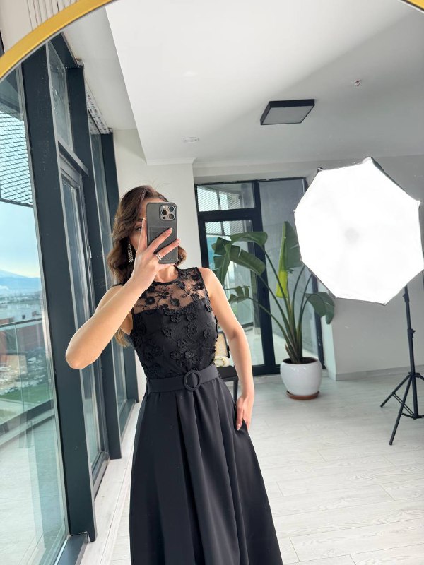 Siyah%20Tasarım%20Önü%20Dantel%20Detaylı%20Kemerli%20Atlas%20Kumaş%20Midi%20Elbise