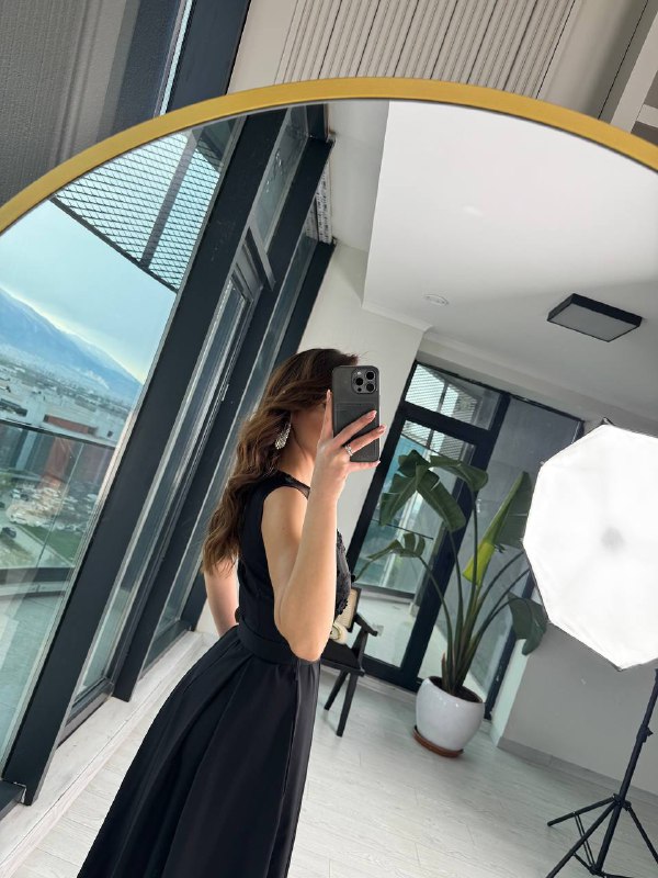 Siyah%20Tasarım%20Önü%20Dantel%20Detaylı%20Kemerli%20Atlas%20Kumaş%20Midi%20Elbise