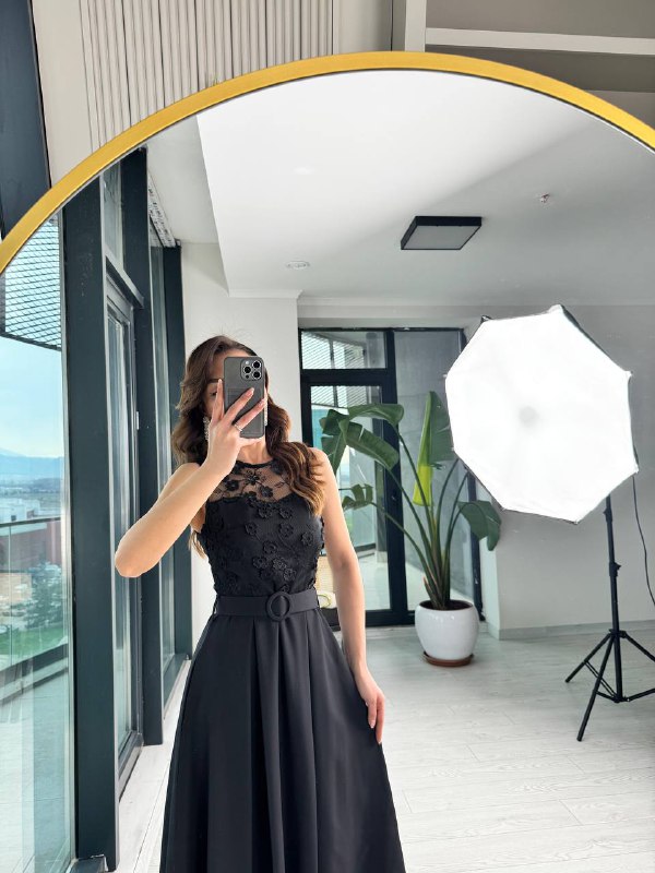 Siyah%20Tasarım%20Önü%20Dantel%20Detaylı%20Kemerli%20Atlas%20Kumaş%20Midi%20Elbise