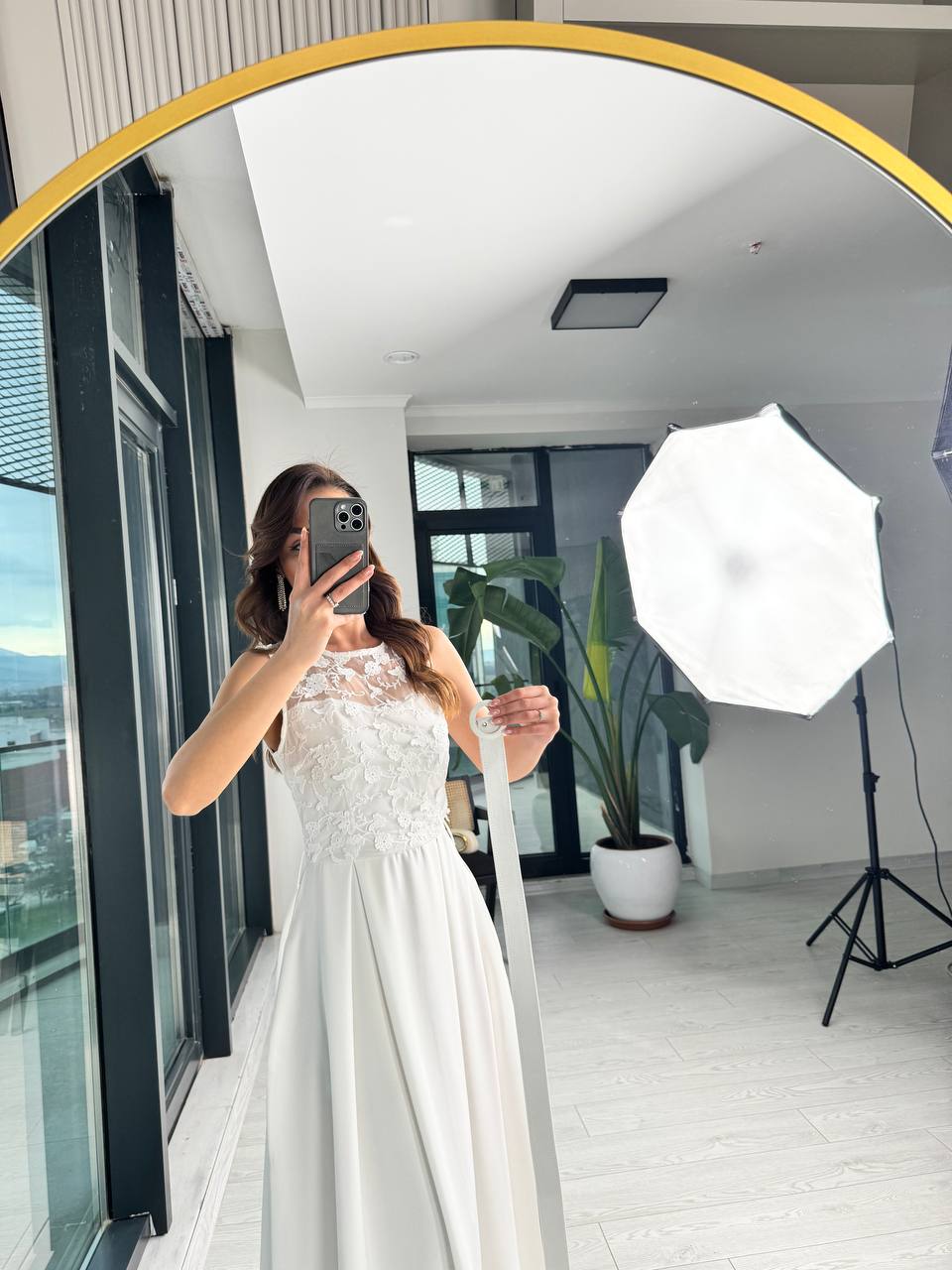 Beyaz%20Tasarım%20Önü%20Dantel%20Detaylı%20Kemerli%20Atlas%20Kumaş%20Midi%20Elbise