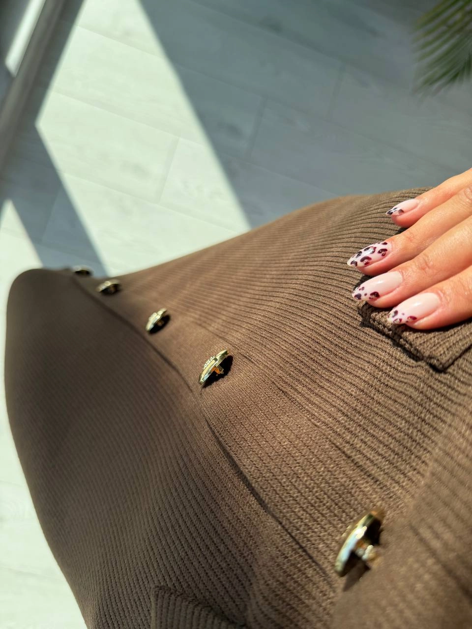 Kahverengi%20Kayık%20Yaka%20Düğme%20Detaylı%20Fitilli%20Çelik%20Kumaş%20Kalem%20Elbise