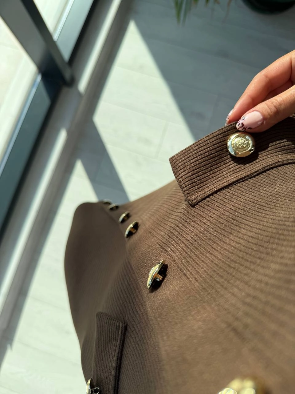 Kahverengi%20Kayık%20Yaka%20Düğme%20Detaylı%20Fitilli%20Çelik%20Kumaş%20Kalem%20Elbise