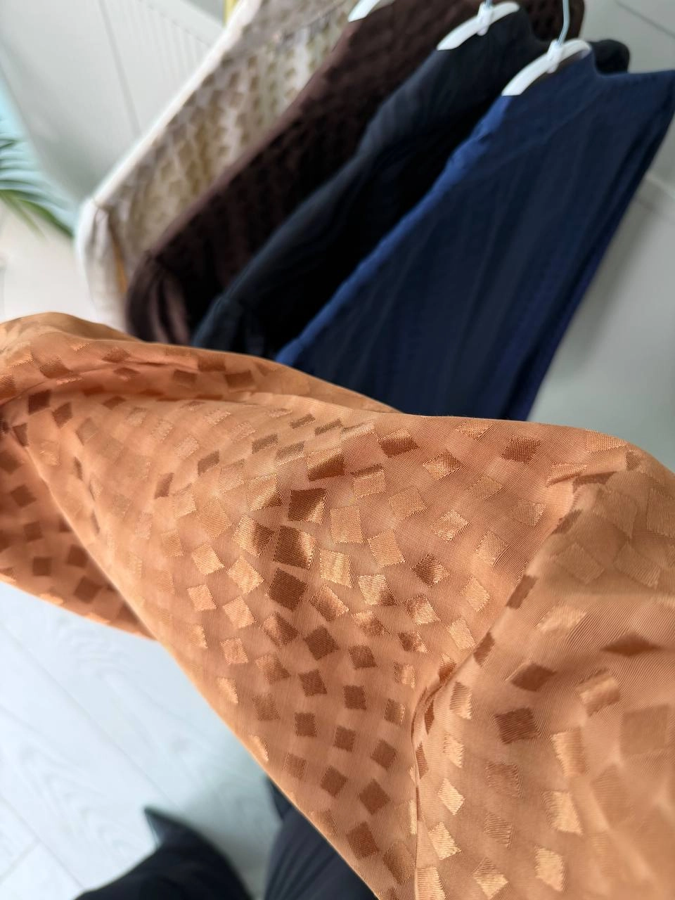 Camel%20Pamuklu%20Saten%20Boyun%20Bağlamalı%20Desenli%20Bluz