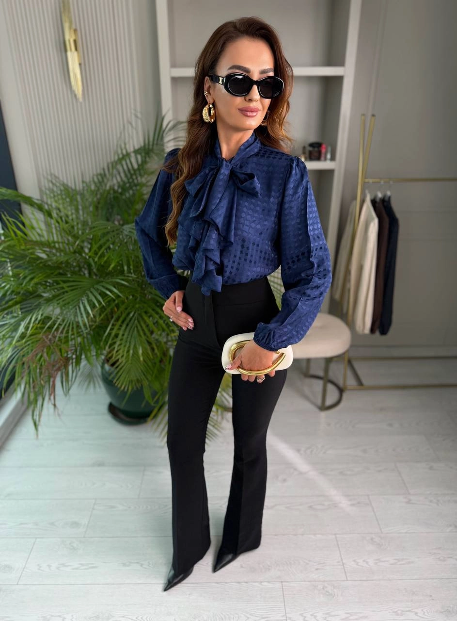 Lacivert%20Pamuklu%20Saten%20Boyun%20Bağlamalı%20Desenli%20Bluz