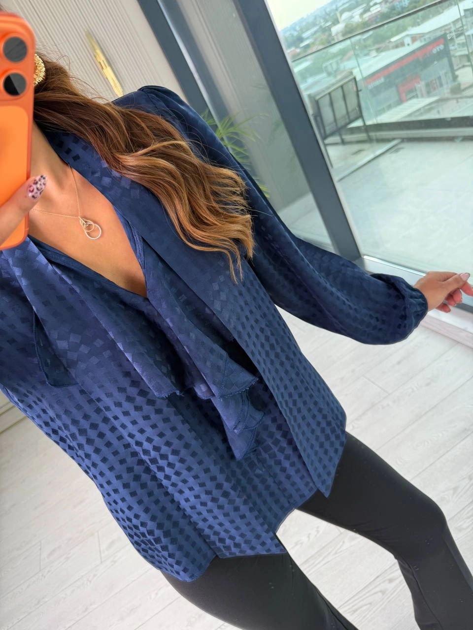 Lacivert%20Pamuklu%20Saten%20Boyun%20Bağlamalı%20Desenli%20Bluz