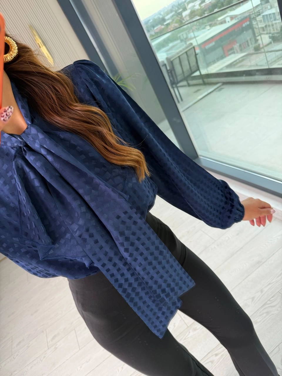 Lacivert%20Pamuklu%20Saten%20Boyun%20Bağlamalı%20Desenli%20Bluz