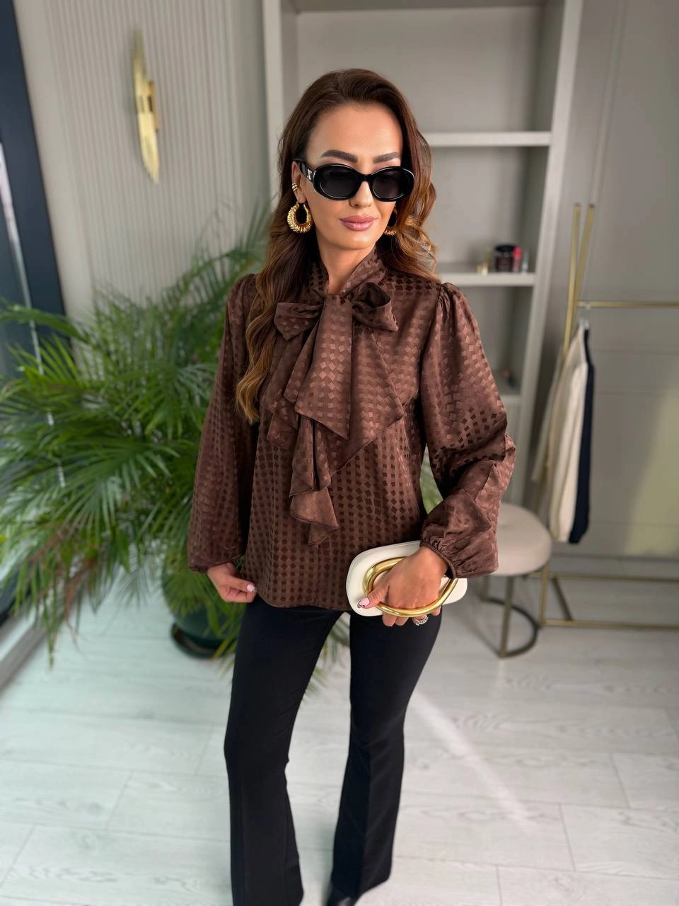 Kahverengi%20Pamuklu%20Saten%20Boyun%20Bağlamalı%20Desenli%20Bluz