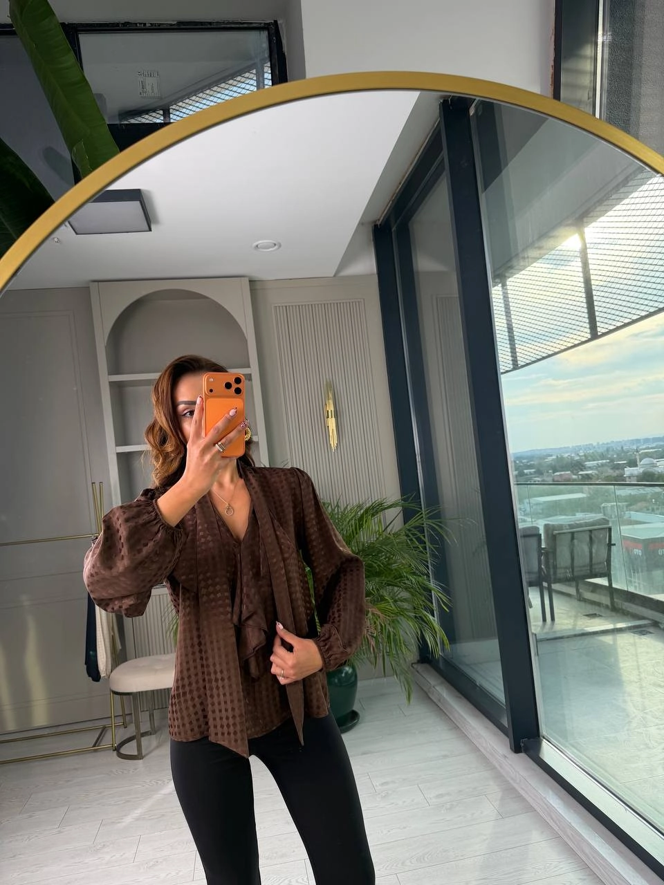 Kahverengi%20Pamuklu%20Saten%20Boyun%20Bağlamalı%20Desenli%20Bluz