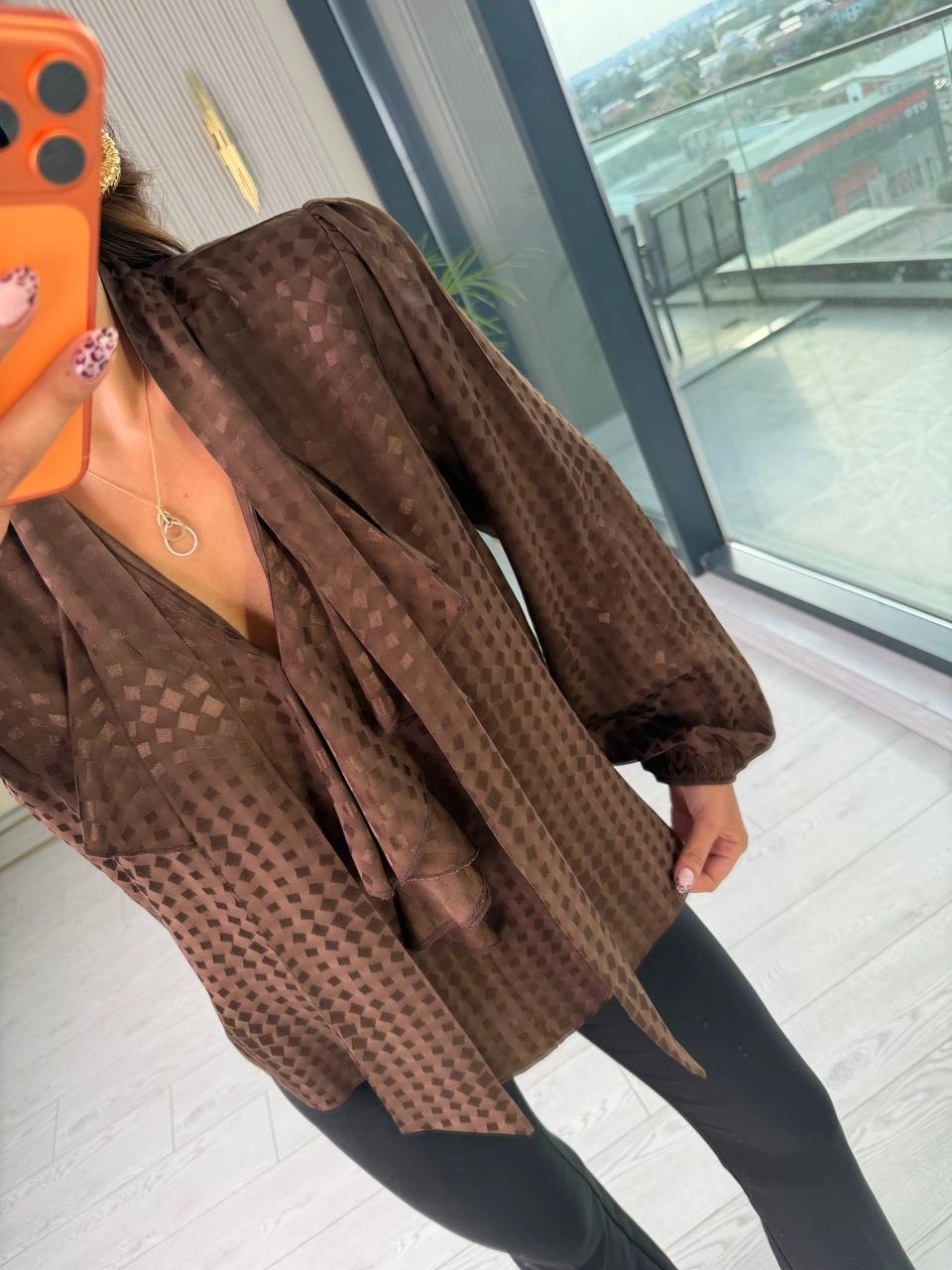 Kahverengi%20Pamuklu%20Saten%20Boyun%20Bağlamalı%20Desenli%20Bluz