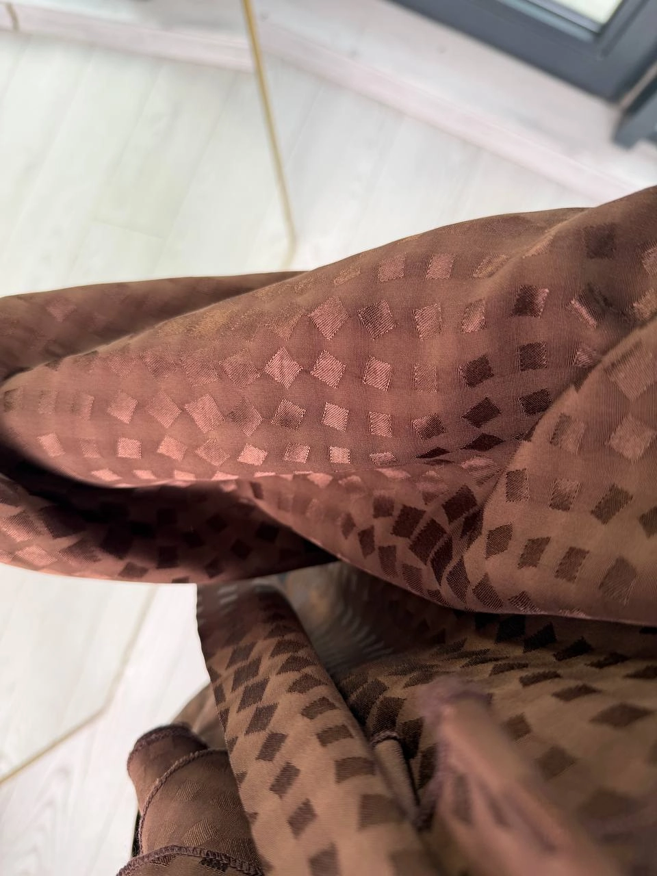 Kahverengi%20Pamuklu%20Saten%20Boyun%20Bağlamalı%20Desenli%20Bluz