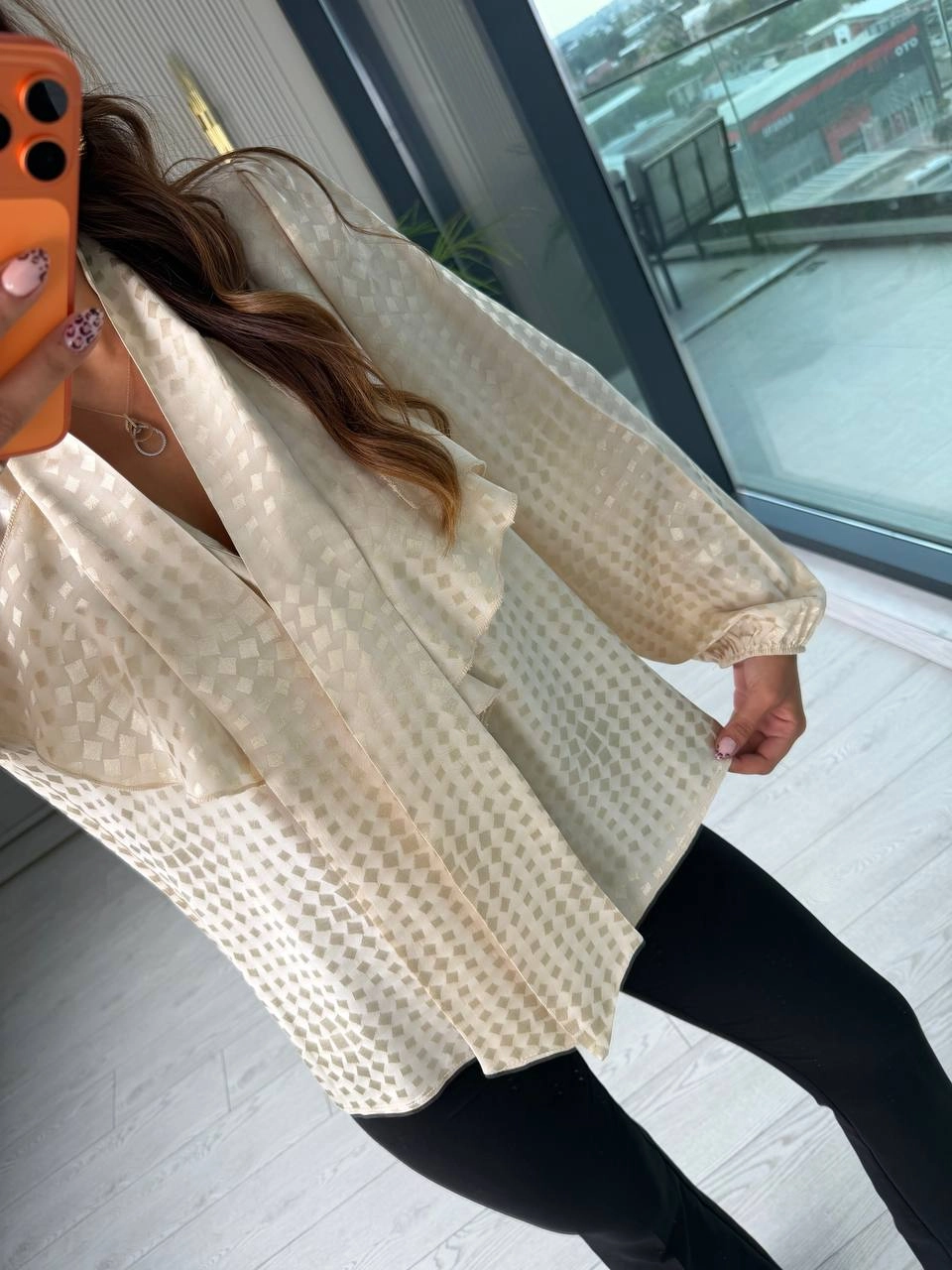 Bej%20Pamuklu%20Saten%20Boyun%20Bağlamalı%20Desenli%20Bluz