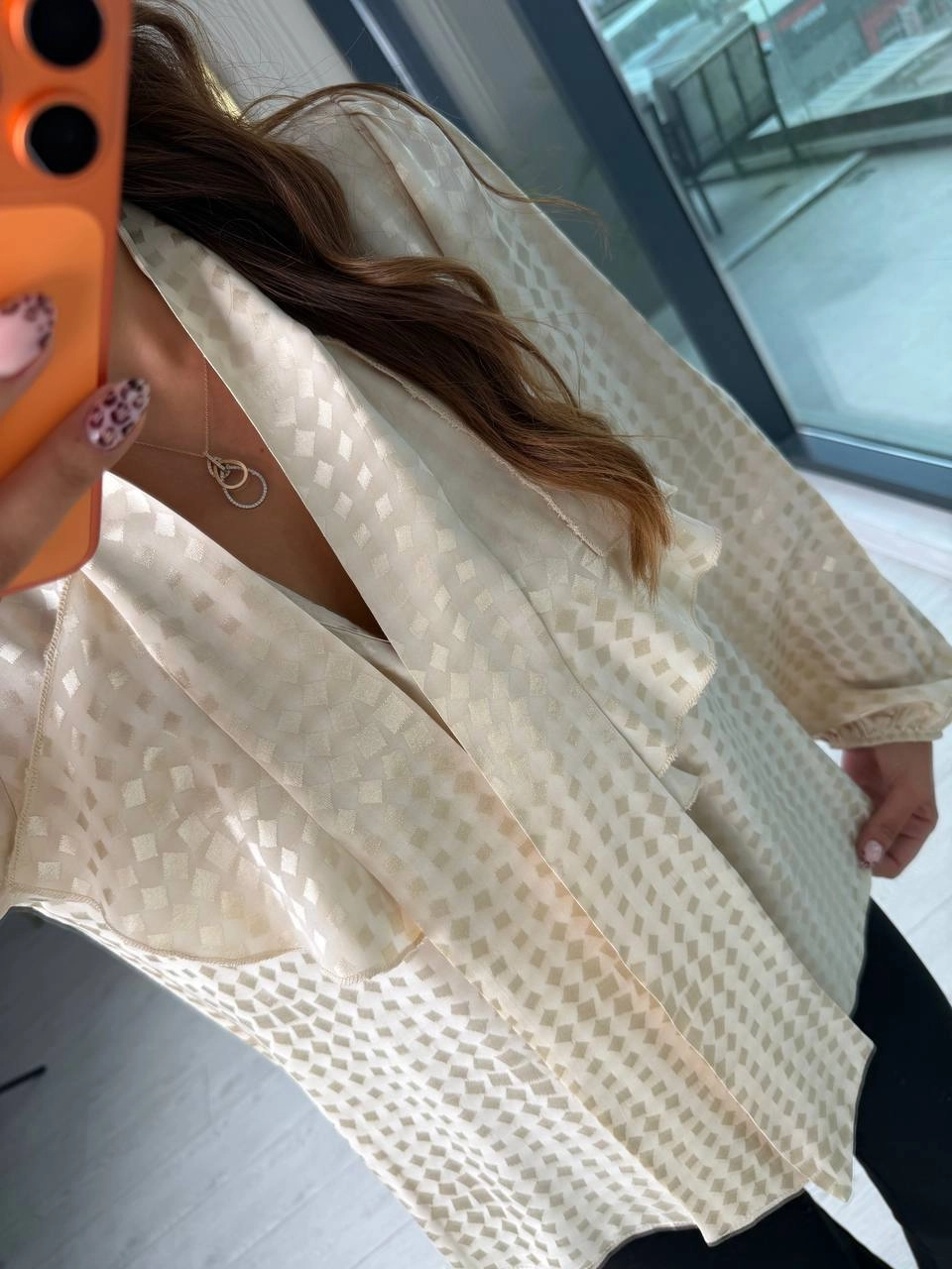 Bej%20Pamuklu%20Saten%20Boyun%20Bağlamalı%20Desenli%20Bluz