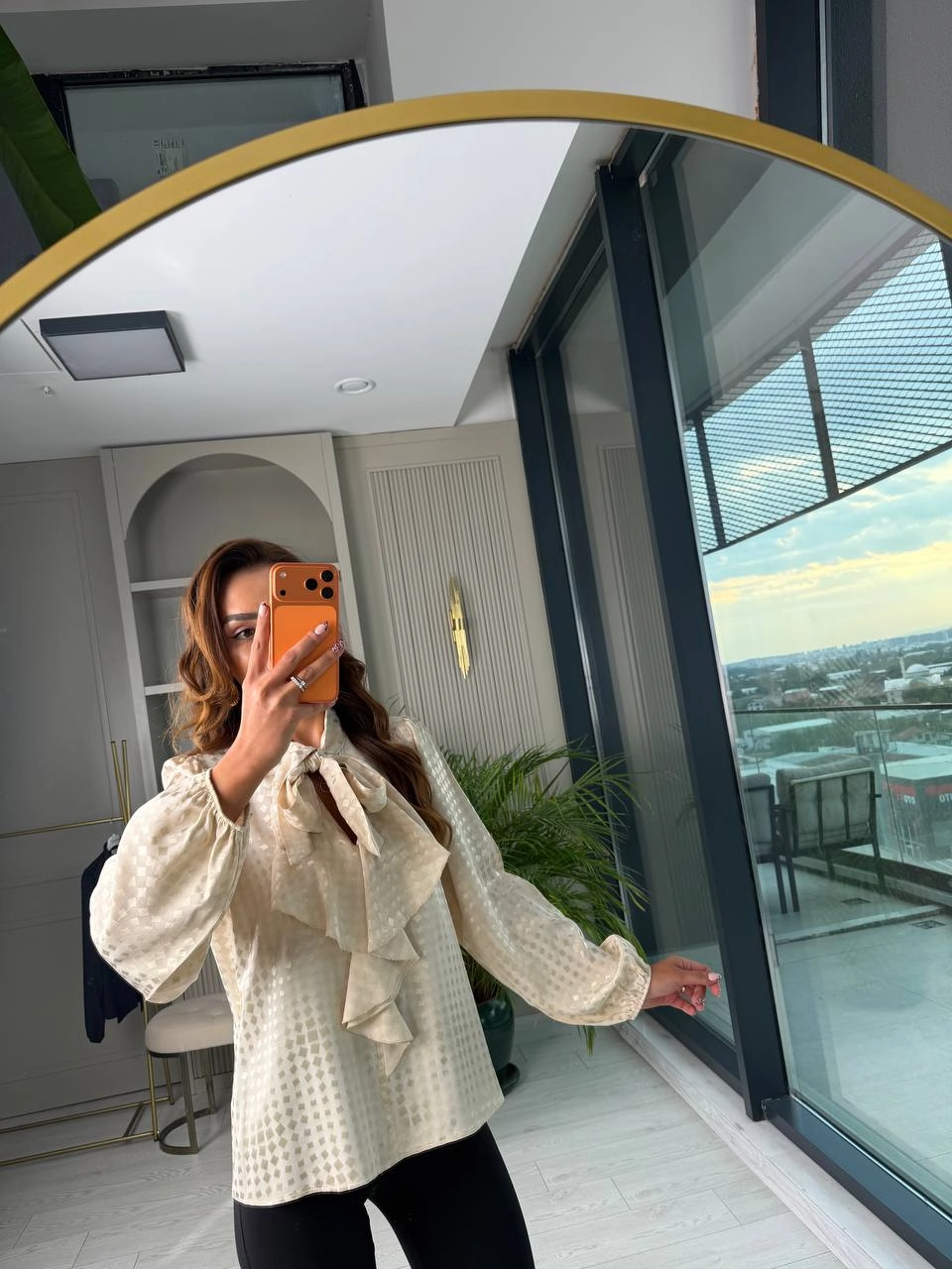 Bej%20Pamuklu%20Saten%20Boyun%20Bağlamalı%20Desenli%20Bluz