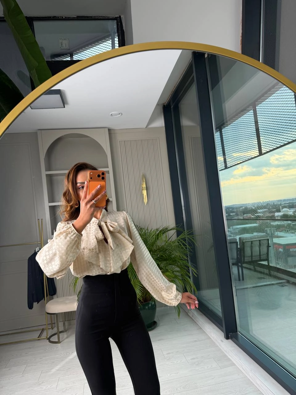 Bej%20Pamuklu%20Saten%20Boyun%20Bağlamalı%20Desenli%20Bluz