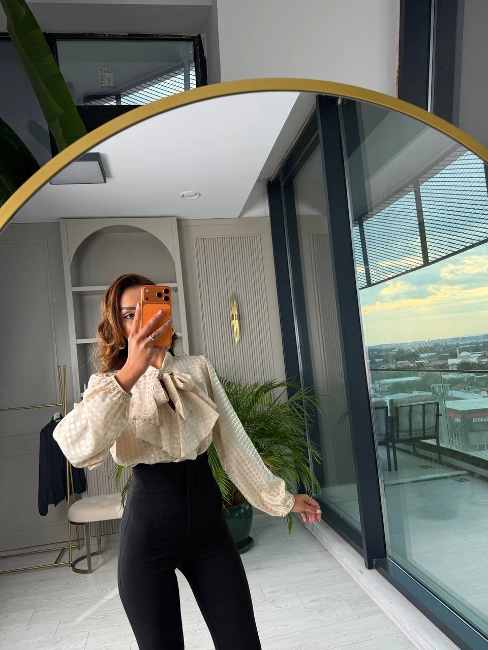 Bej%20Pamuklu%20Saten%20Boyun%20Bağlamalı%20Desenli%20Bluz