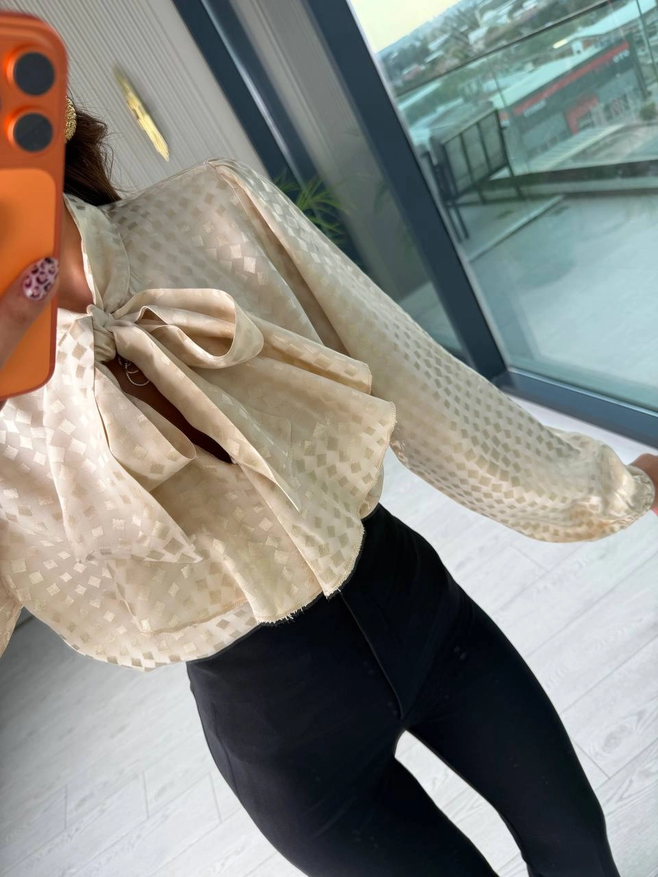 Bej%20Pamuklu%20Saten%20Boyun%20Bağlamalı%20Desenli%20Bluz