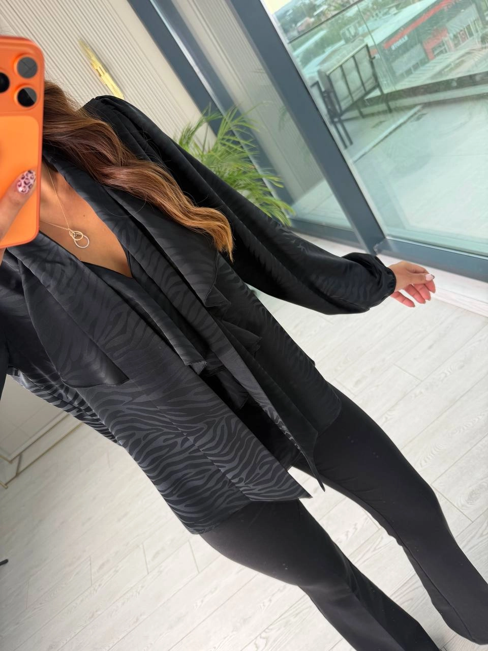 Siyah%20Pamuklu%20Saten%20Boyun%20Bağlamalı%20Desenli%20Bluz