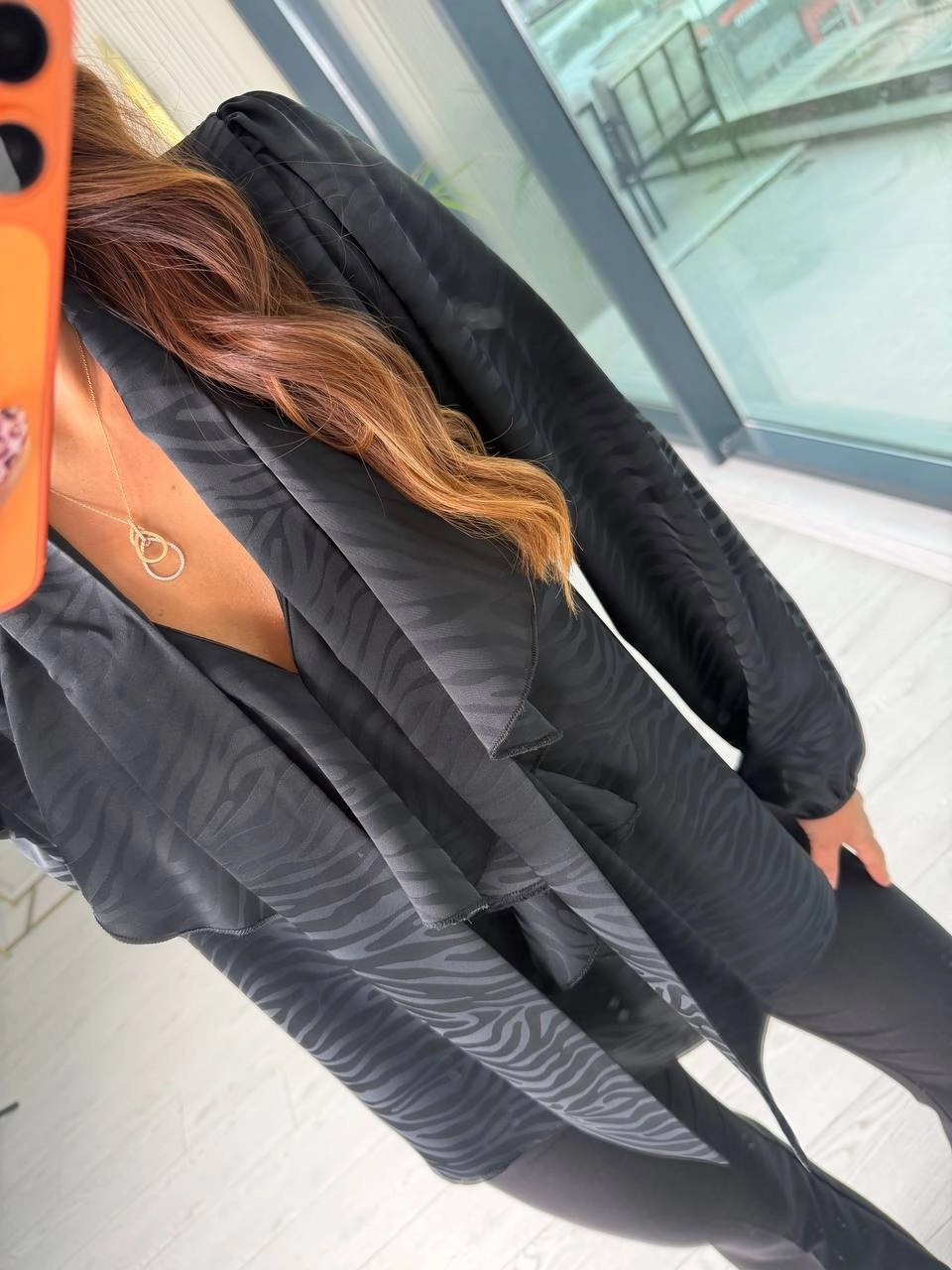 Siyah%20Pamuklu%20Saten%20Boyun%20Bağlamalı%20Desenli%20Bluz