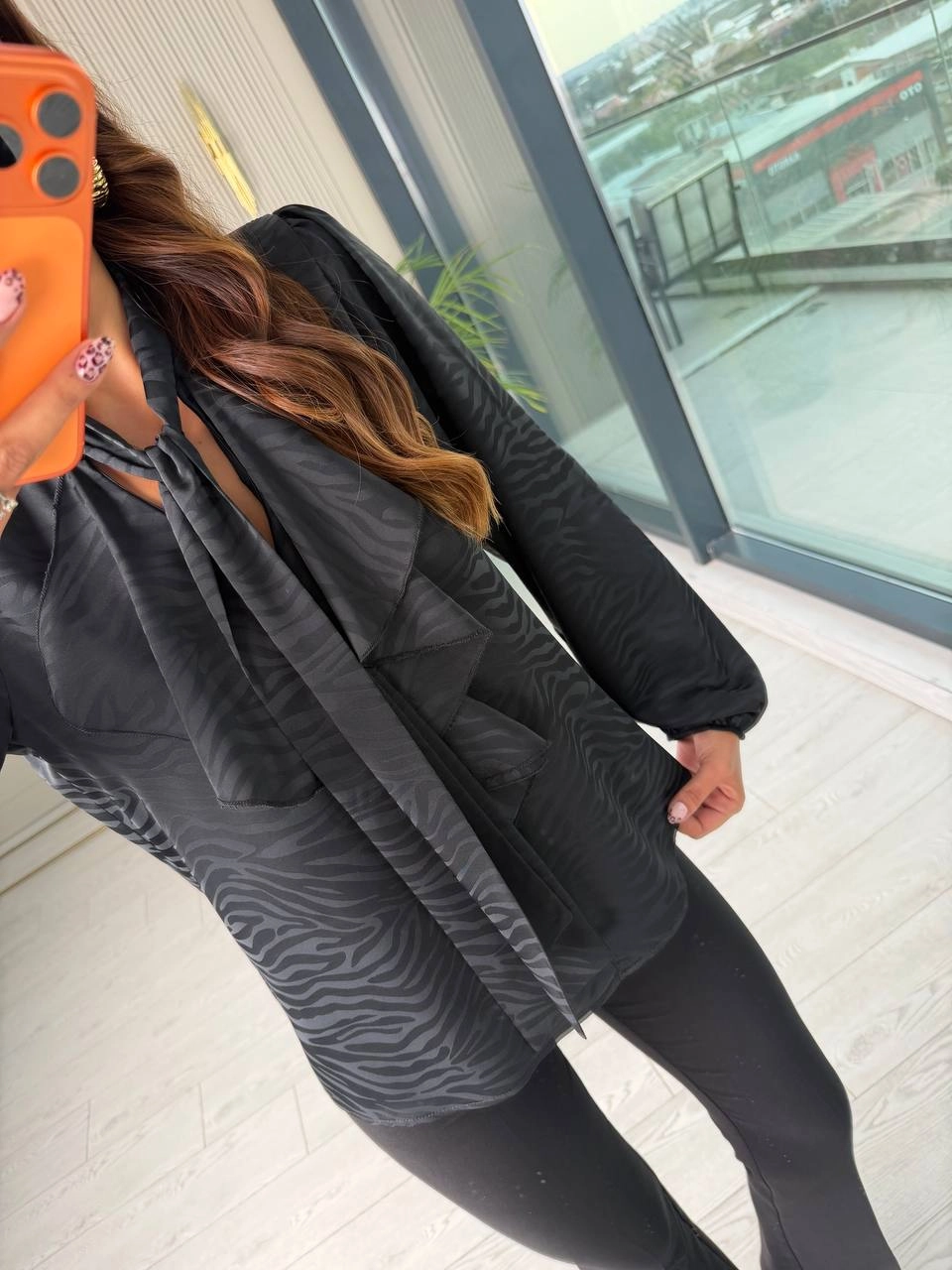 Siyah%20Pamuklu%20Saten%20Boyun%20Bağlamalı%20Desenli%20Bluz