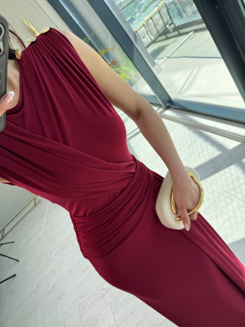 Bordo%20Tasarım%20Omuz%20Düğmeli%20Drape%20Detay%20Likralı%20Cendy%20Kumaş%20Elbise