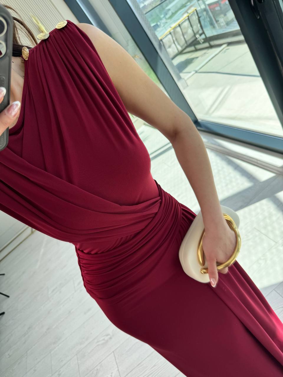 Bordo%20Tasarım%20Omuz%20Düğmeli%20Drape%20Detay%20Likralı%20Cendy%20Kumaş%20Elbise