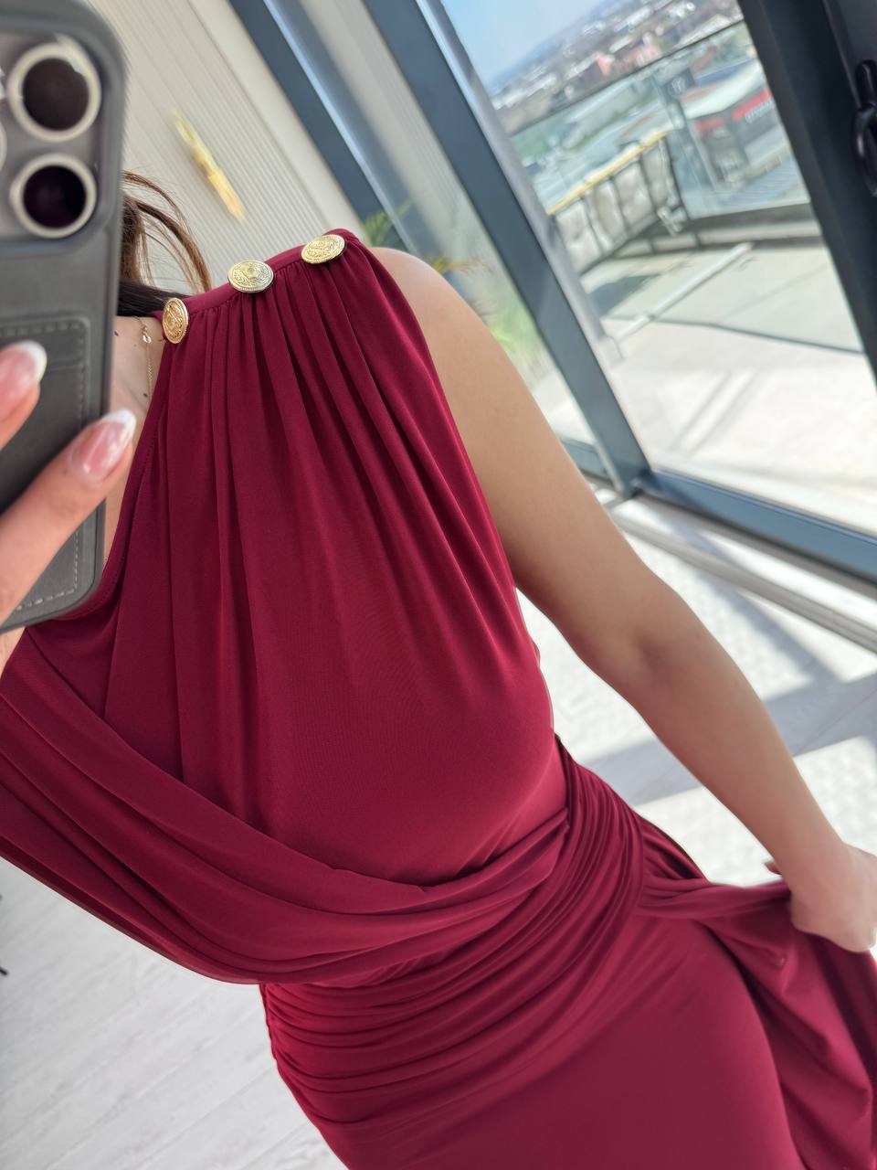 Bordo%20Tasarım%20Omuz%20Düğmeli%20Drape%20Detay%20Likralı%20Cendy%20Kumaş%20Elbise