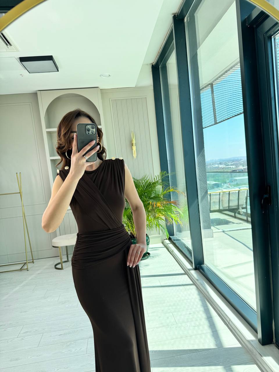 Kahverengi%20Tasarım%20Omuz%20Düğmeli%20Drape%20Detay%20Likralı%20Cendy%20Kumaş%20Elbise