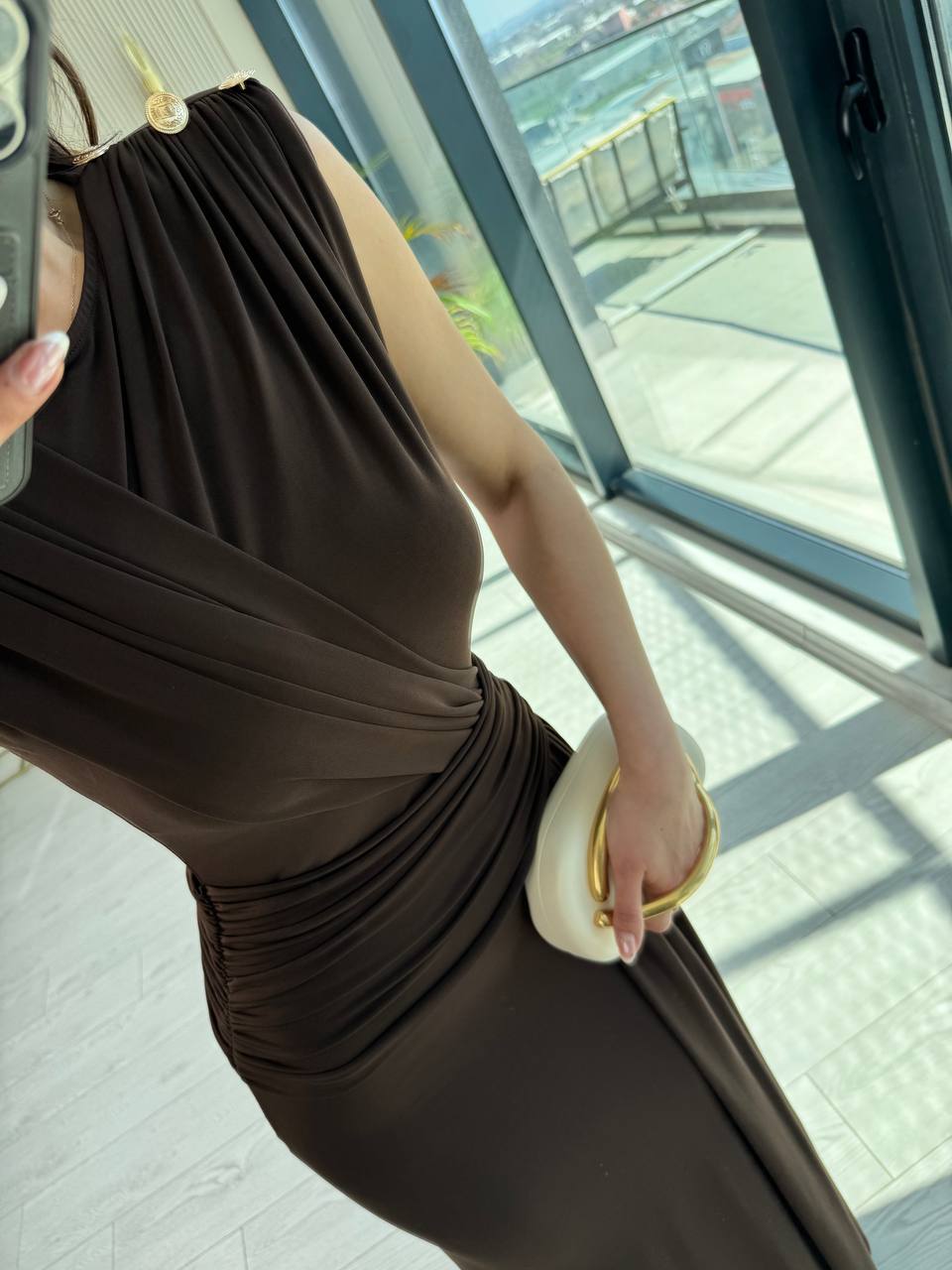 Kahverengi%20Tasarım%20Omuz%20Düğmeli%20Drape%20Detay%20Likralı%20Cendy%20Kumaş%20Elbise