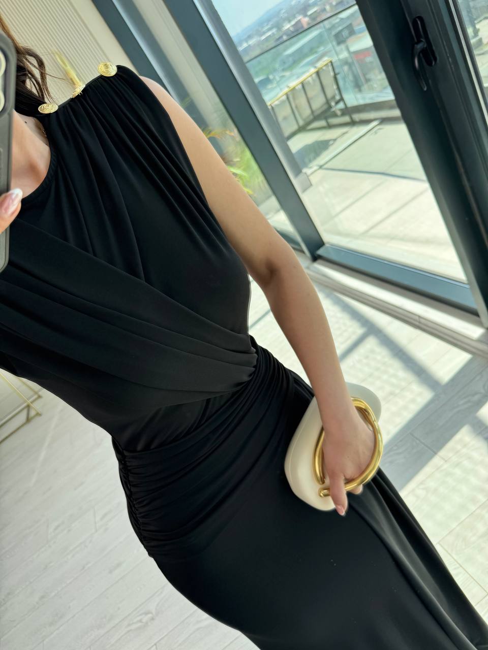 Siyah%20Tasarım%20Omuz%20Düğmeli%20Drape%20Detay%20Likralı%20Cendy%20Kumaş%20Elbise