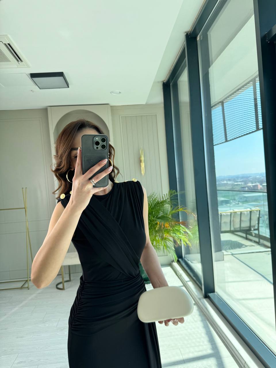 Siyah%20Tasarım%20Omuz%20Düğmeli%20Drape%20Detay%20Likralı%20Cendy%20Kumaş%20Elbise