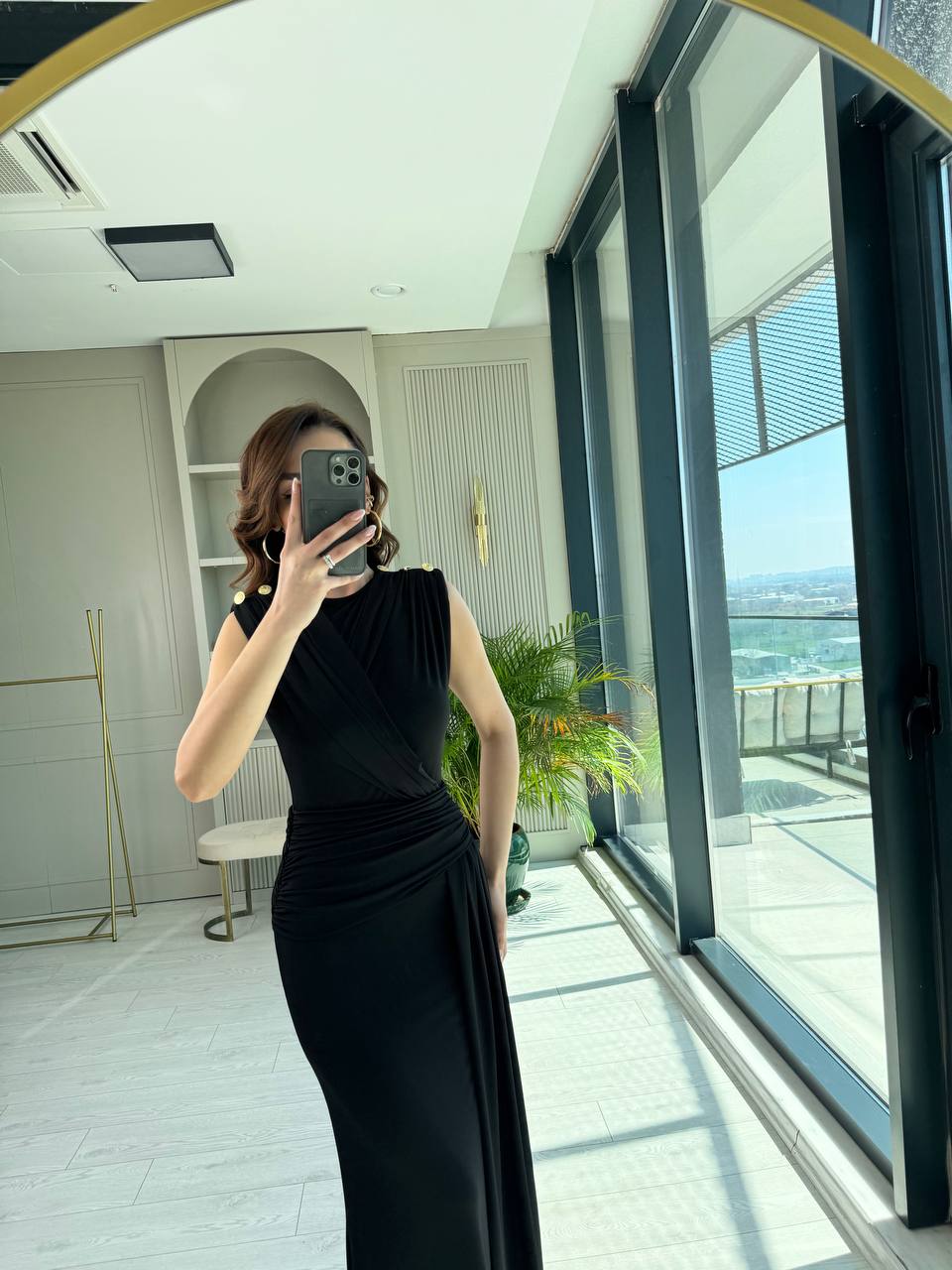 Siyah%20Tasarım%20Omuz%20Düğmeli%20Drape%20Detay%20Likralı%20Cendy%20Kumaş%20Elbise