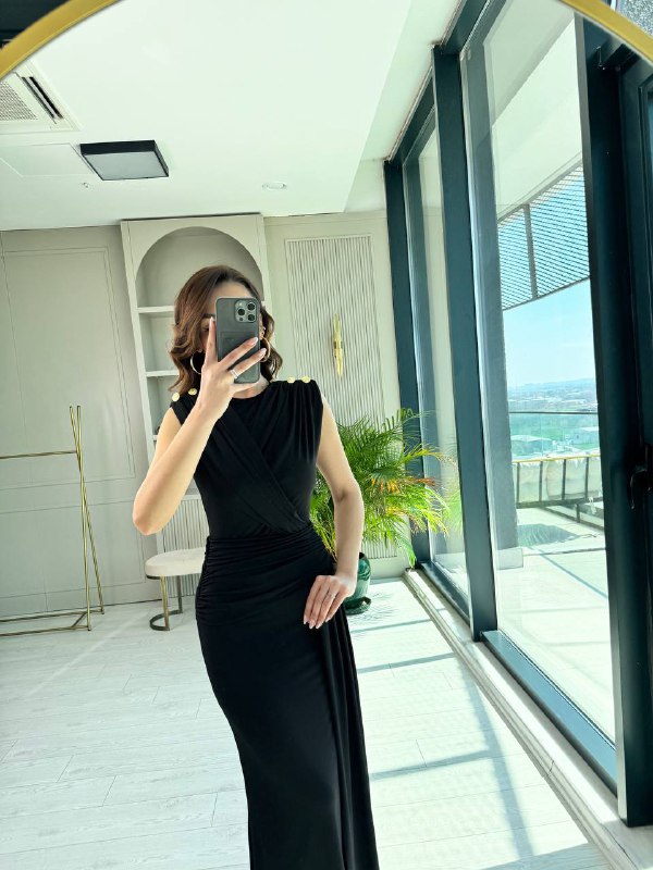 Siyah%20Tasarım%20Omuz%20Düğmeli%20Drape%20Detay%20Likralı%20Cendy%20Kumaş%20Elbise