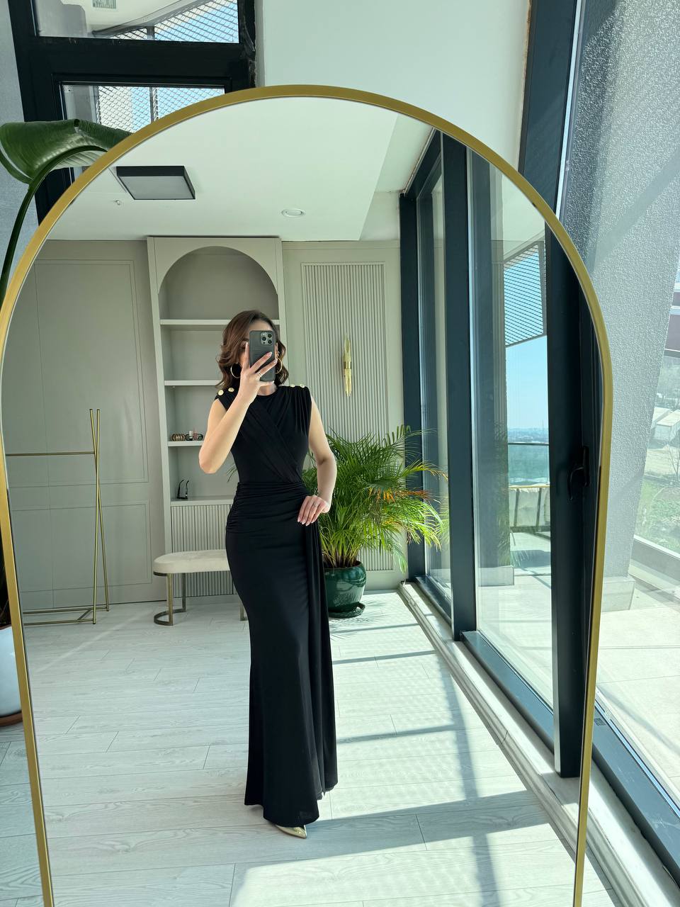 Siyah%20Tasarım%20Omuz%20Düğmeli%20Drape%20Detay%20Likralı%20Cendy%20Kumaş%20Elbise