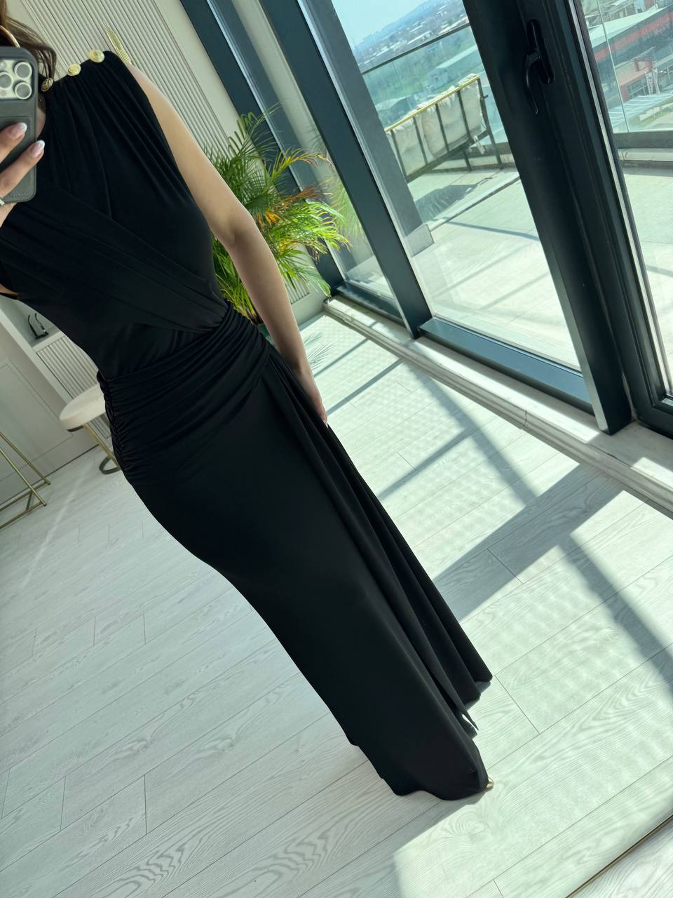 Siyah%20Tasarım%20Omuz%20Düğmeli%20Drape%20Detay%20Likralı%20Cendy%20Kumaş%20Elbise