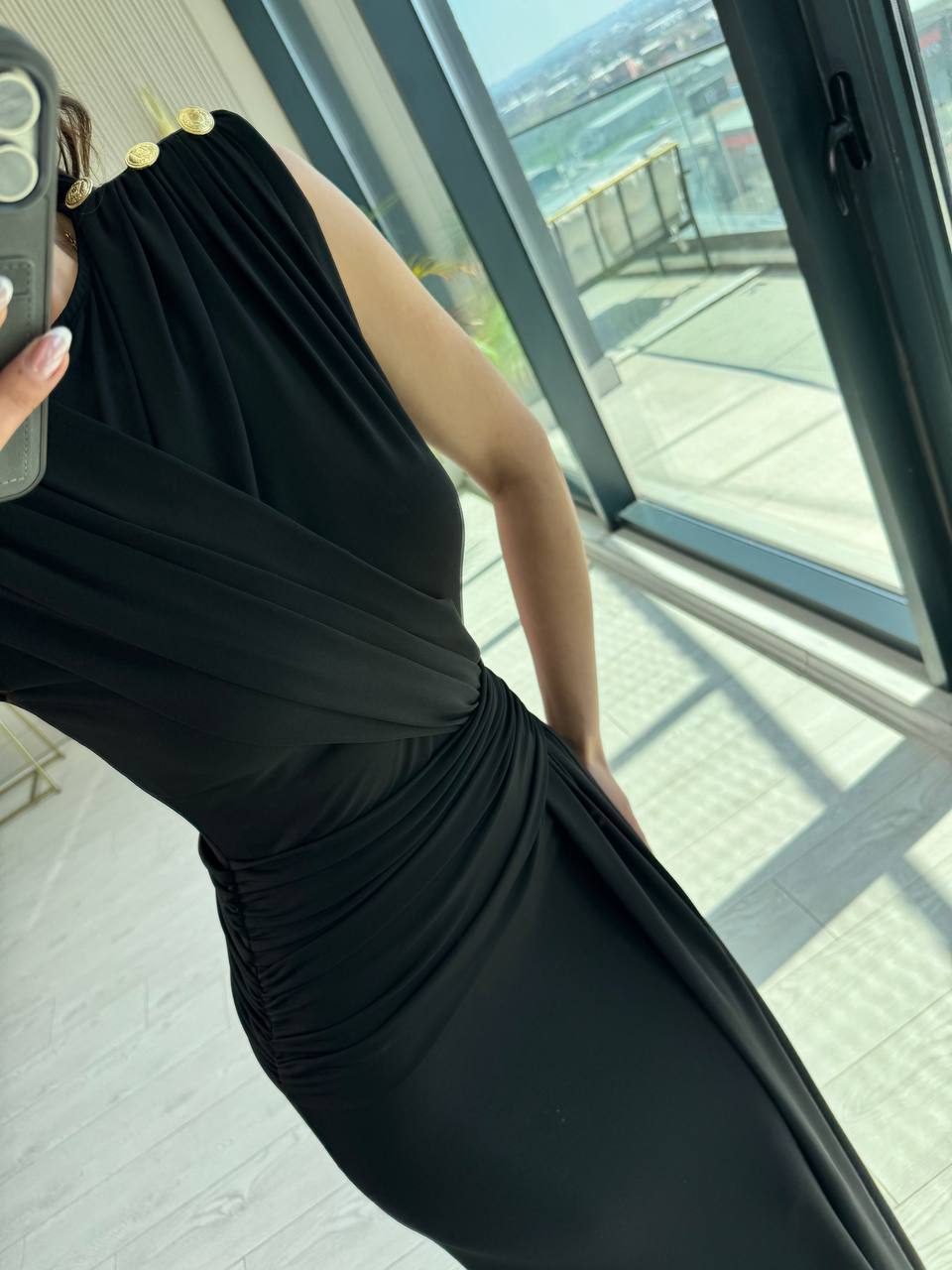 Siyah%20Tasarım%20Omuz%20Düğmeli%20Drape%20Detay%20Likralı%20Cendy%20Kumaş%20Elbise