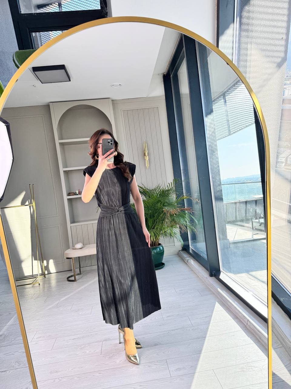 Siyah%20Bel%20Detay%20Astarlı%20Piliseli%20Kumaş%20Elbise
