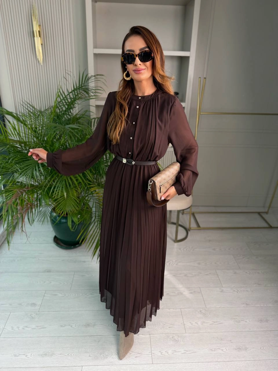 Kahverengi%20Piliseli%20Astarlı%20Kemerli%20Düğme%20Detay%20Şifon%20Elbise