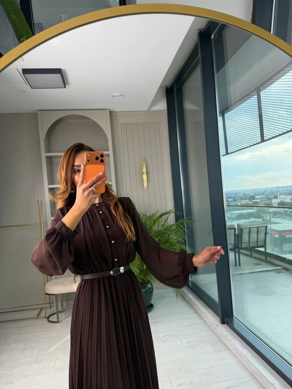 Kahverengi%20Piliseli%20Astarlı%20Kemerli%20Düğme%20Detay%20Şifon%20Elbise