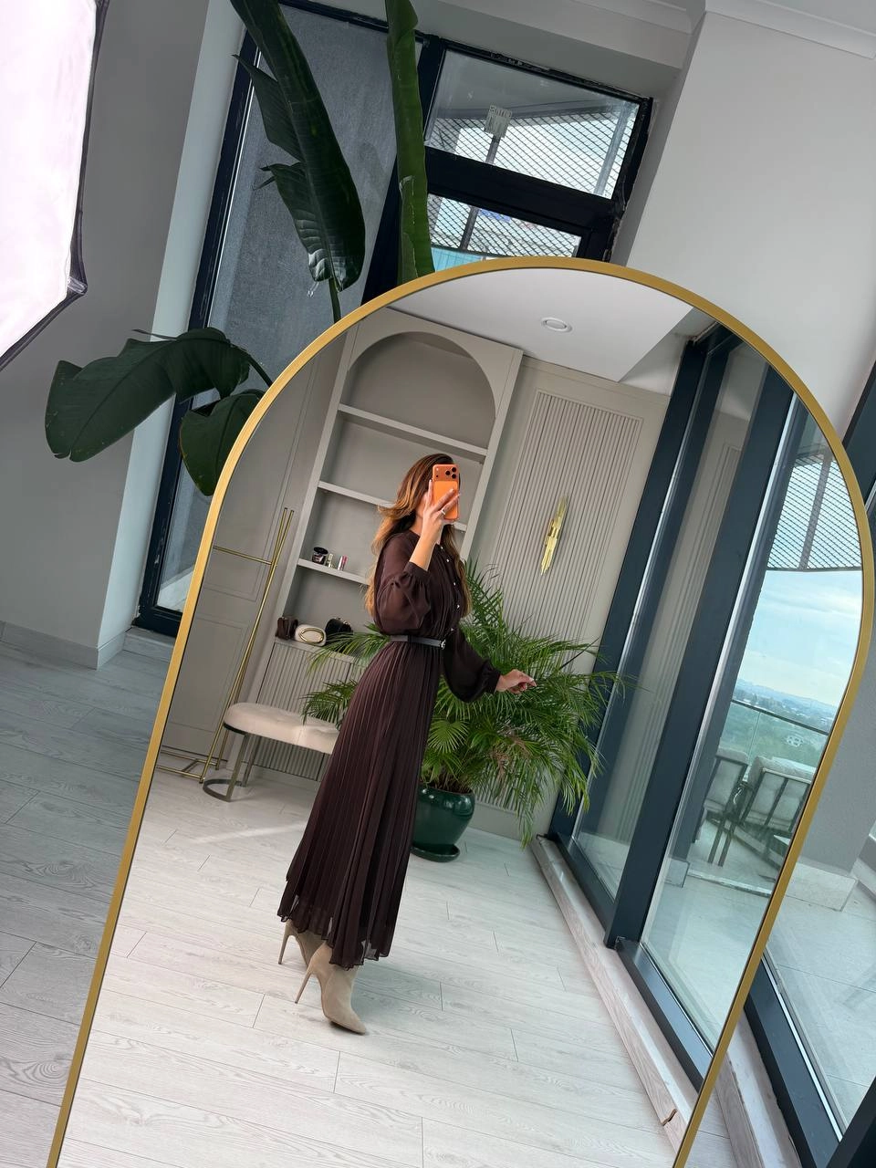 Kahverengi%20Piliseli%20Astarlı%20Kemerli%20Düğme%20Detay%20Şifon%20Elbise