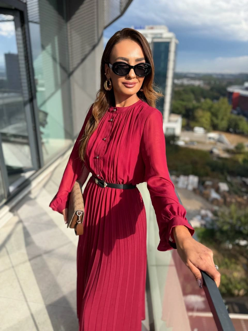 Bordo%20Piliseli%20Astarlı%20Kemerli%20Düğme%20Detay%20Şifon%20Elbise