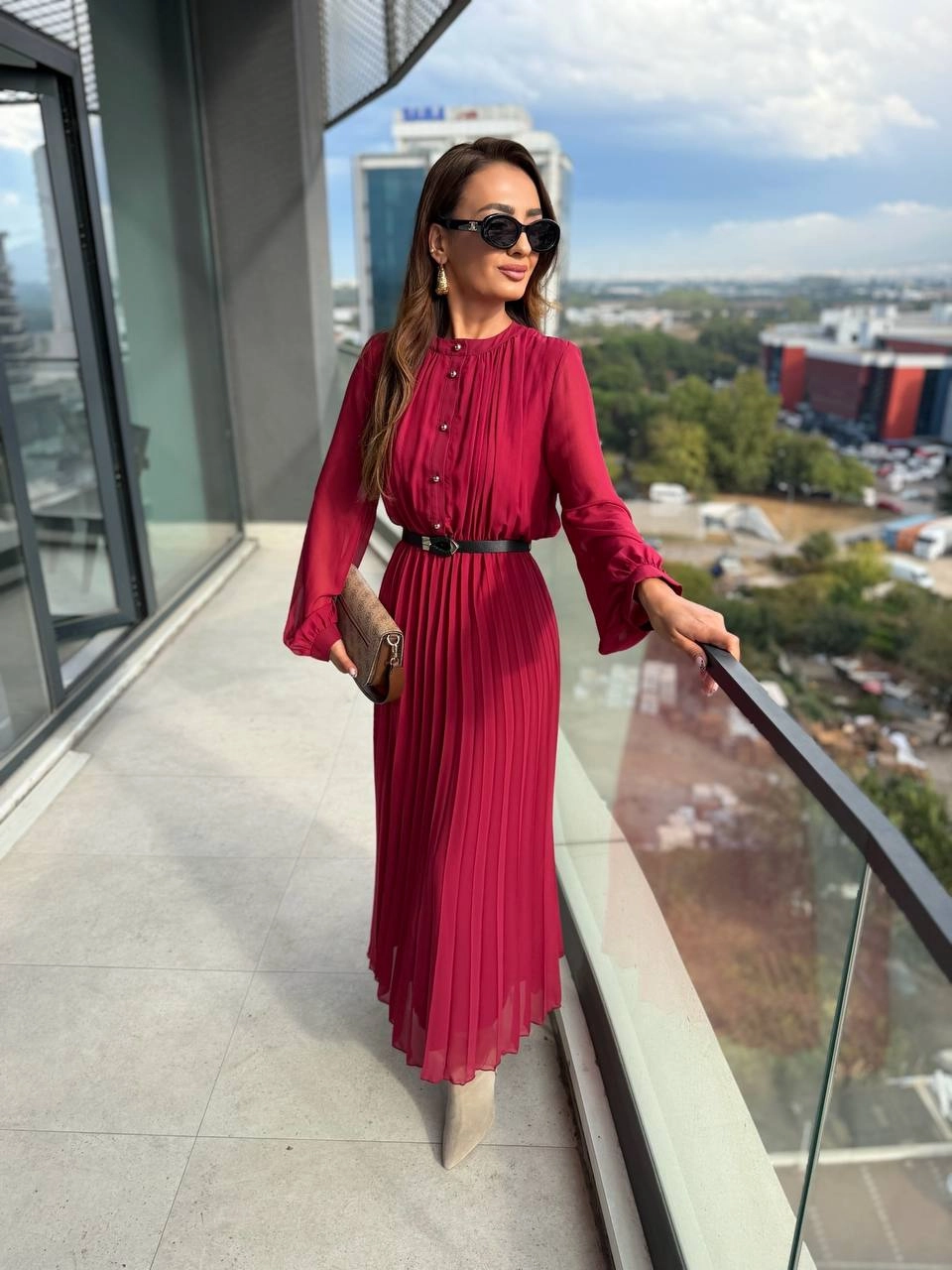 Bordo%20Piliseli%20Astarlı%20Kemerli%20Düğme%20Detay%20Şifon%20Elbise