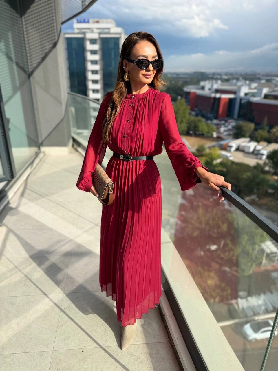 Bordo%20Piliseli%20Astarlı%20Kemerli%20Düğme%20Detay%20Şifon%20Elbise