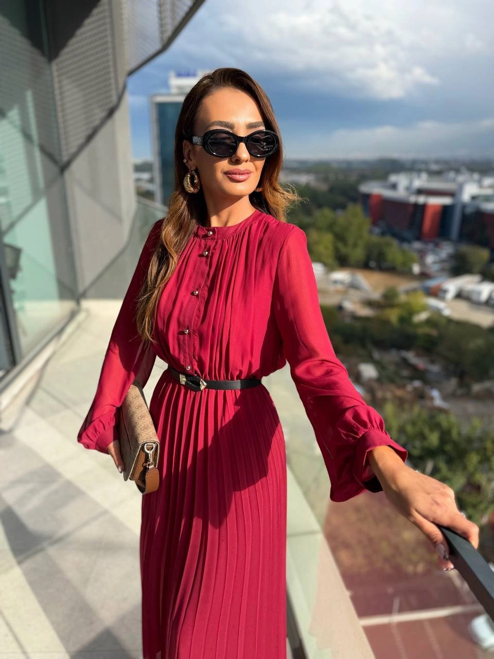 Bordo%20Piliseli%20Astarlı%20Kemerli%20Düğme%20Detay%20Şifon%20Elbise