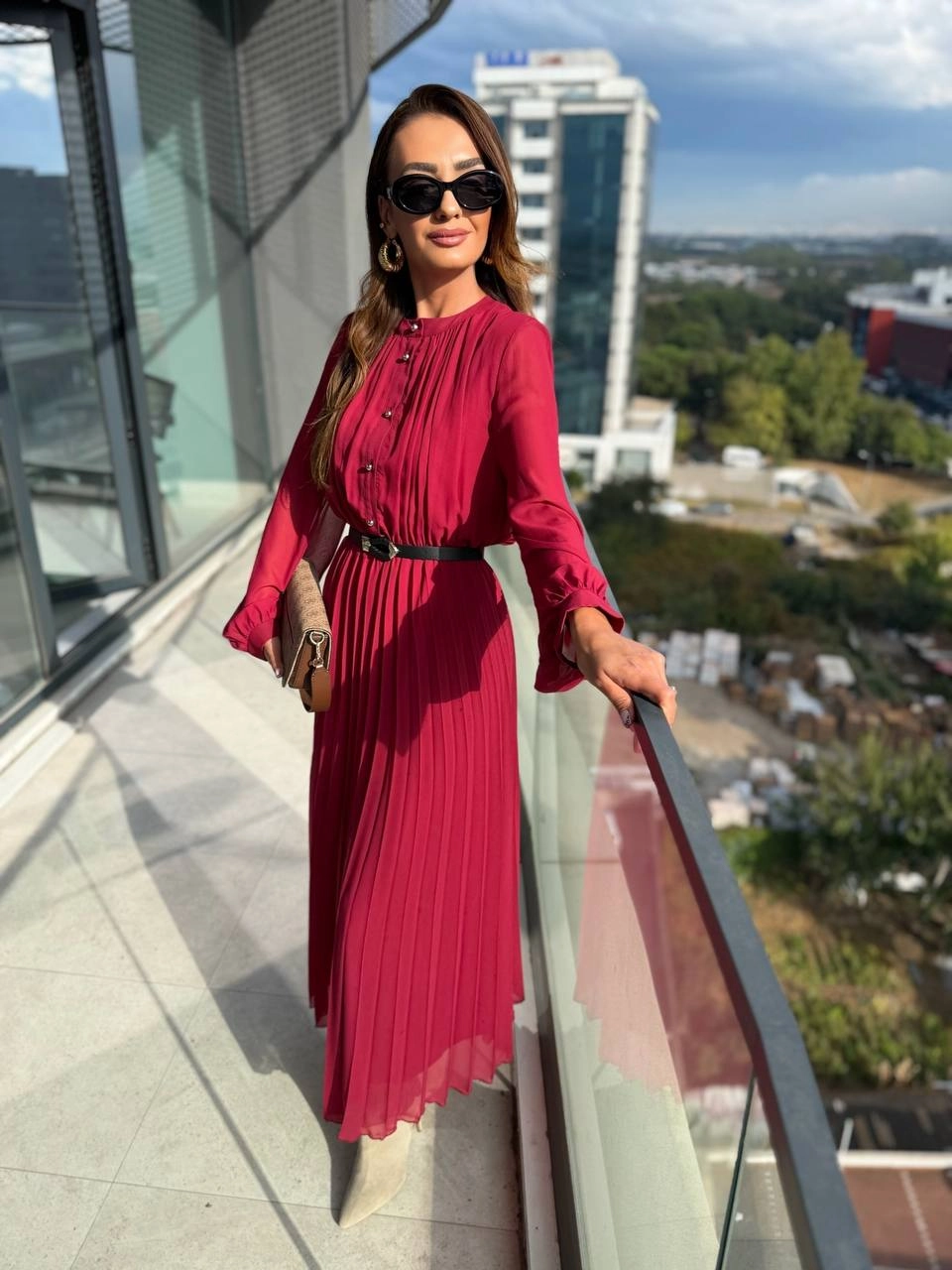 Bordo%20Piliseli%20Astarlı%20Kemerli%20Düğme%20Detay%20Şifon%20Elbise