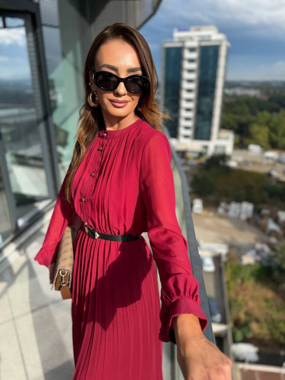 Bordo%20Piliseli%20Astarlı%20Kemerli%20Düğme%20Detay%20Şifon%20Elbise